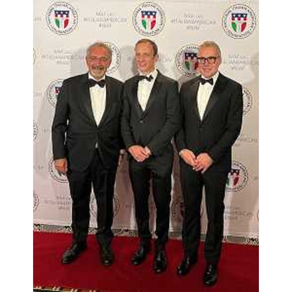 Il governatore Fedriga al gala della Niaf a Washington (al centro) assieme all'assessore Bini (a destra) e al presidente del Lazio Francesco Rocca. - Il governatore Fedriga al gala della Niaf a Washington (al centro) assieme all'assessore Bini (a destra) e al presidente del Lazio Francesco Rocca. 