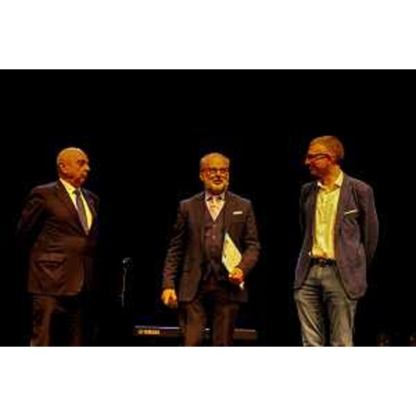 Un momento dello spettacolo con l'assessore regionale alle autonomie locali, funzione pubblica, sicurezza e immigrazione Pierpaolo Roberti. - Un momento dello spettacolo con l'assessore regionale alle autonomie locali, funzione pubblica, sicurezza e immigrazione Pierpaolo Roberti.