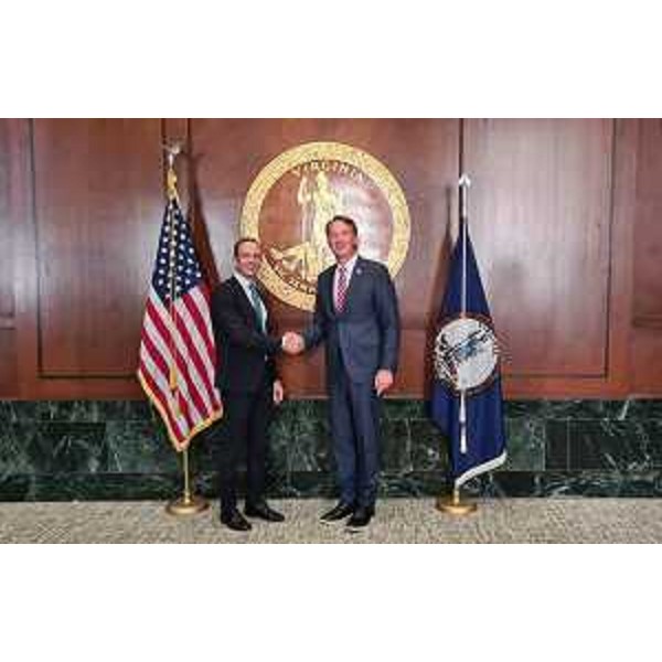 Stretta di mano tra il governatore del Friuli Venezia Giulia Massimiliano Fedriga e il governatore della Virginia Glenn Youngkin - Stretta di mano tra il governatore del Friuli Venezia Giulia Massimiliano Fedriga e il governatore della Virginia Glenn Youngkin