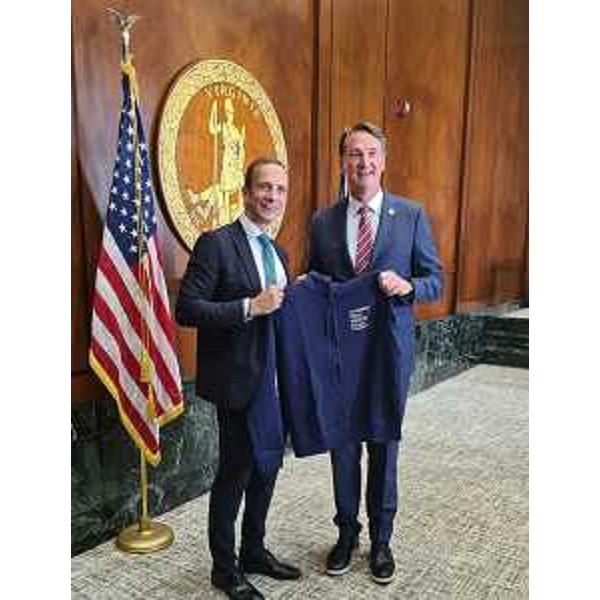 Scambio di doni tra il governatore della Regione Massimiliano Fedriga e il governatore della Virginia Glenn Youngkin - Scambio di doni tra il governatore della Regione Massimiliano Fedriga e il governatore della Virginia Glenn Youngkin