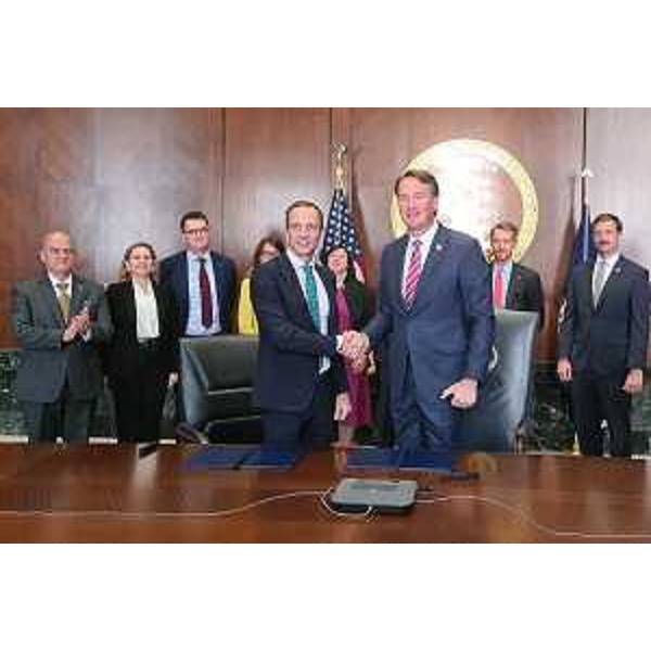 Stretta di mano tra il governatore del Friuli Venezia Giulia Massimiliano Fedriga e il governatore della Virginia Glenn Youngkin al termine della sottoscrizione del memorandum - Stretta di mano tra il governatore del Friuli Venezia Giulia Massimiliano Fedriga e il governatore della Virginia Glenn Youngkin al termine della sottoscrizione del memorandum