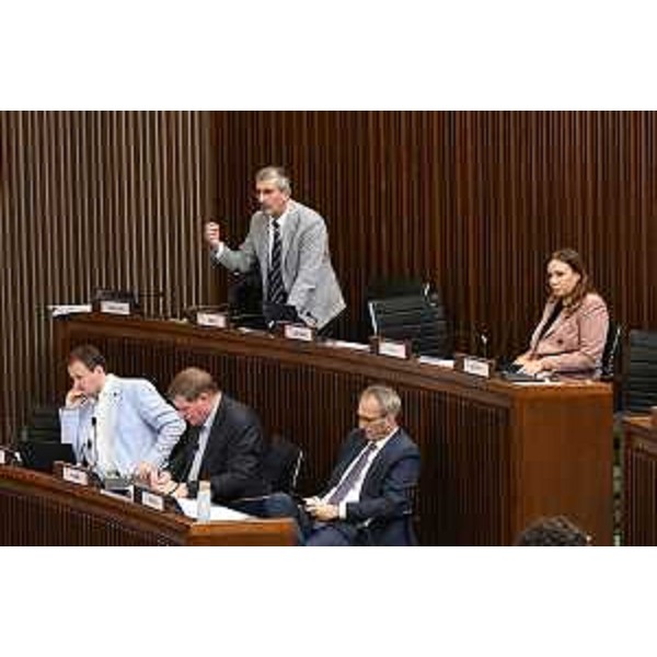 L'intervento di Andrea Carli (Pd) e i banchi del Pd - L'intervento di Andrea Carli (Pd) e i banchi del Pd