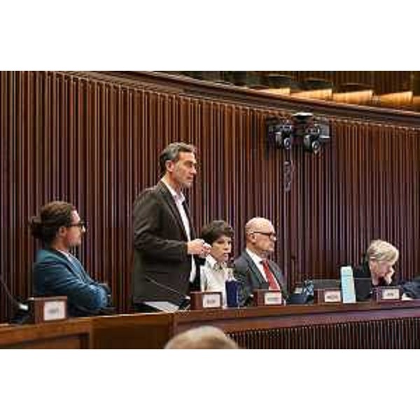 Il capogruppo Massimo Moretuzzo (in piedi) e i consiglieri del Patto per l'autonomia-Civica Fvg - Il capogruppo Massimo Moretuzzo (in piedi) e i consiglieri del Patto per l'autonomia-Civica Fvg