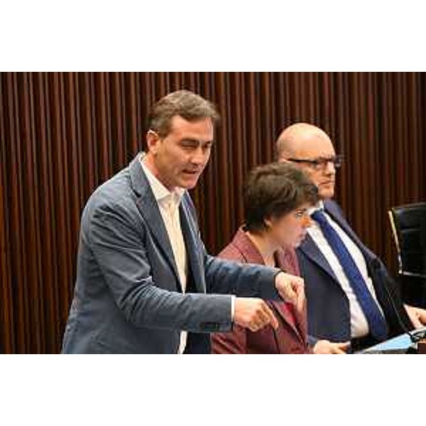 Massimo Moretuzzo, capogruppo del Patto per l'Autonomia-Civica Fvg, accanto ai colleghi Giulia Massolino e Marco Putto - Massimo Moretuzzo, capogruppo del Patto per l'Autonomia-Civica Fvg, accanto ai colleghi Giulia Massolino e Marco Putto