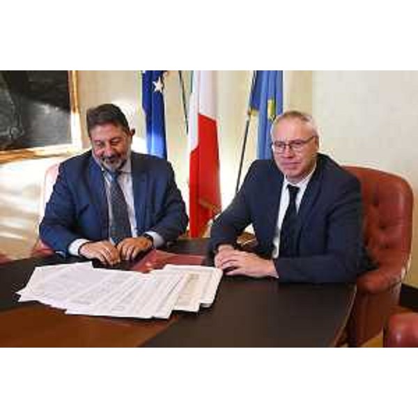 Il segretario generale, Stefano Patriarca, e il presidente del Cr Fvg, Mauro Bordin, ricevono le 3mila firme raccolte dal comitato Proteggiamo punta Olmi - Il segretario generale, Stefano Patriarca, e il presidente del Cr Fvg, Mauro Bordin, ricevono le 3mila firme raccolte dal comitato Proteggiamo punta Olmi