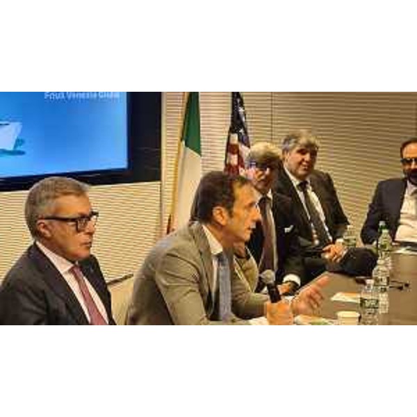 Lincontro svoltosi nella sede di Intesa Sanpaolo a New York, durante il quale il governatore Massimiliano Fedriga e lassessore regionale alle Attività produttive e turismo Sergio Emidio Bini hanno avuto modo di presentare le opportunità dinvestimento in Friuli Venezia Giulia. - Lincontro svoltosi nella sede di Intesa Sanpaolo a New York, durante il quale il governatore Massimiliano Fedriga e lassessore regionale alle Attività produttive e turismo Sergio Emidio Bini hanno avuto modo di presentare le opportunità dinvestimento in Friuli Venezia Giulia.