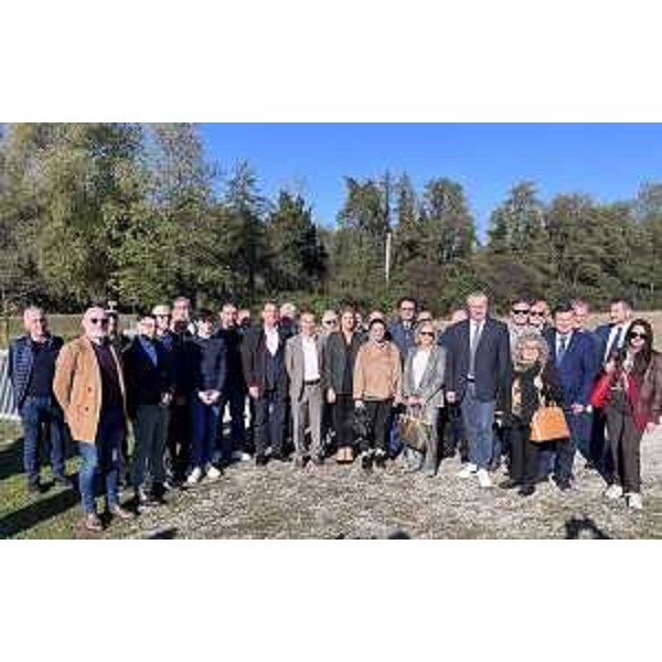 Partecipanti alla visita al canale scolmatore del Corno a Rive d'Arcano, con il presidente Mauro Bordin a destra, in prima fila - Partecipanti alla visita al canale scolmatore del Corno a Rive d'Arcano, con il presidente Mauro Bordin a destra, in prima fila
