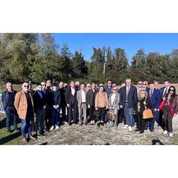 Partecipanti alla visita al canale scolmatore del Corno a Rive d'Arcano, con il presidente Mauro Bordin a destra, in prima fila - Partecipanti alla visita al canale scolmatore del Corno a Rive d'Arcano, con il presidente Mauro Bordin a destra, in prima fila