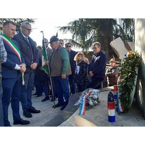 Il sindaco di Gonars, Ivan Diego Boemo, e il presidente del Cr Fvg,Mauro Bordin, al cippo monumentale delle vittime croate - Il sindaco di Gonars, Ivan Diego Boemo, e il presidente del Cr Fvg,Mauro Bordin, al cippo monumentale delle vittime croate