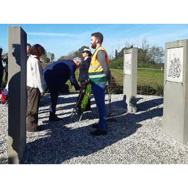 Il presidente Bordin alla deposizione di una corona all'ex campo di internamento di Gonars - Il presidente Bordin alla deposizione di una corona all'ex campo di internamento di Gonars