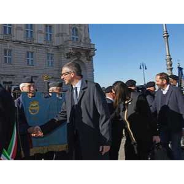 L'assessore Roberti mentre saluta i rappresentanti delle Associazioni combattentistiche e darma. - L'assessore Roberti mentre saluta i rappresentanti delle Associazioni combattentistiche e darma. 