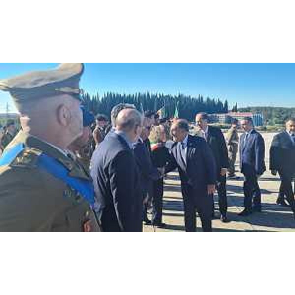 Il presidente del Senato Ignazio La Russa mentre stringe la mano all'assessore regionale Sebastaiano Callari - Il presidente del Senato Ignazio La Russa mentre stringe la mano all'assessore regionale Sebastaiano Callari