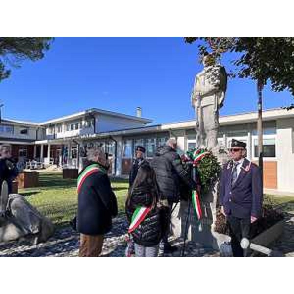 Deposizione della corona d'alloro al monumento ai caduti a Palazzolo dello Stella - Deposizione della corona d'alloro al monumento ai caduti a Palazzolo dello Stella 