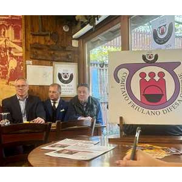 Il presidente del Cr Fvg, Mauro Bordin, con Pietro Valent, sindaco di San Daniele del Friuli, e Enzo Cattaruzzi, presidente dell'associazione Identità friulana e Club della minestra - Il presidente del Cr Fvg, Mauro Bordin, con Pietro Valent, sindaco di San Daniele del Friuli, e Enzo Cattaruzzi, presidente dell'associazione Identità friulana e Club della minestra