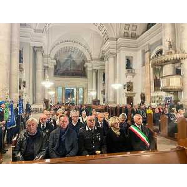 L'assessore regionale Fabio Scoccimarro (secondo da sinistra) nella chiesa di Sant'Antonio Taumaturgo per la commemorazione dei caduti triestini del 1953 - L'assessore regionale Fabio Scoccimarro (secondo da sinistra) nella chiesa di Sant'Antonio Taumaturgo per la commemorazione dei caduti triestini del 1953