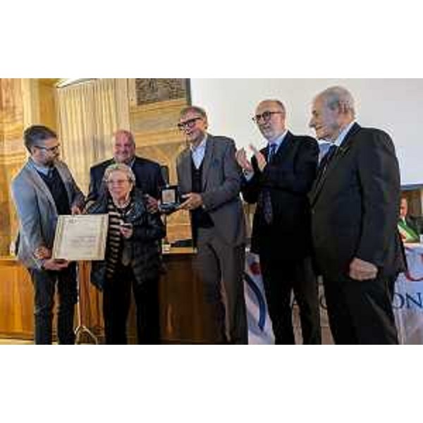 L'assessore Riccardi (secondo da destra) durante la premiazione di 27 Maestri del commercio della ex Provincia di Udine - L'assessore Riccardi (secondo da destra) durante la premiazione di 27 Maestri del commercio della ex Provincia di Udine