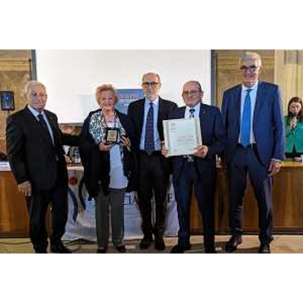 L'assessore Riccardi (al centro) durante la premiazione di 27 Maestri del commercio della ex Provincia di Udine - L'assessore Riccardi (al centro) durante la premiazione di 27 Maestri del commercio della ex Provincia di Udine
