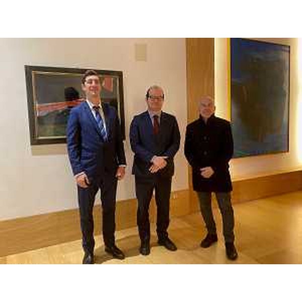 Il vicegovernatore con delega alla Cultura Mario Anzil, al centro, con il presidente di Sincretika, Massimo Borgobello, e il curatore Carlo Stragapede - Il vicegovernatore con delega alla Cultura Mario Anzil, al centro, con il presidente di Sincretika, Massimo Borgobello, e il curatore Carlo Stragapede