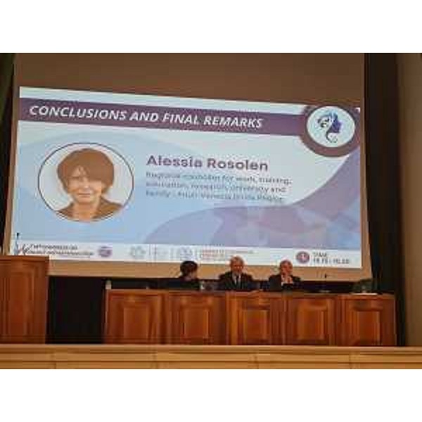 L'assessore regionale Alessia Rosolen sul palco del convegno goriziano dedicato all'imprenditoria femminile nell'Area Adriatico-Ionica - L'assessore regionale Alessia Rosolen sul palco del convegno goriziano dedicato all'imprenditoria femminile nell'Area Adriatico-Ionica