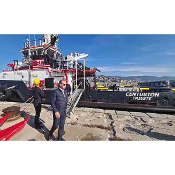 Lassessore regionale alla Difesa dellAmbiente, energia e sviluppo Sostenibile Fabio Scoccimarro mentre raggiunge la diga del Porto Vecchio di Trieste - Lassessore regionale alla Difesa dellAmbiente, energia e sviluppo Sostenibile Fabio Scoccimarro mentre raggiunge la diga del Porto Vecchio di Trieste