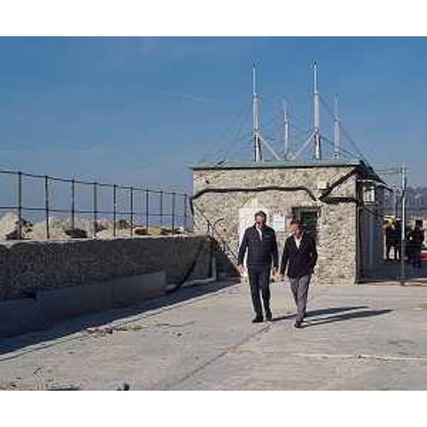 Lassessore regionale alla Difesa dellAmbiente, energia e sviluppo Sostenibile Fabio Scoccimarro assieme al commissario straordinario dell'Autorità di Sistema Portuale del Mare Adriatico Orientale Vittorio Torbianelli alla diga del Porto Vecchio di Trieste - Lassessore regionale alla Difesa dellAmbiente, energia e sviluppo Sostenibile Fabio Scoccimarro assieme al commissario straordinario dell'Autorità di Sistema Portuale del Mare Adriatico Orientale Vittorio Torbianelli alla diga del Porto Vecchio di Trieste