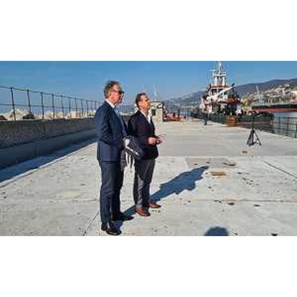 Lassessore regionale alla Difesa dellAmbiente, energia e sviluppo Sostenibile Fabio Scoccimarro assieme al commissario straordinario dell'Autorità di Sistema Portuale del Mare Adriatico Orientale Vittorio Torbianelli alla diga del Porto Vecchio di Trieste - Lassessore regionale alla Difesa dellAmbiente, energia e sviluppo Sostenibile Fabio Scoccimarro assieme al commissario straordinario dell'Autorità di Sistema Portuale del Mare Adriatico Orientale Vittorio Torbianelli alla diga del Porto Vecchio di Trieste