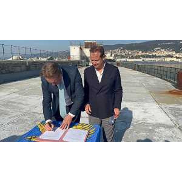 Lassessore regionale alla Difesa dellAmbiente, energia e sviluppo Sostenibile Fabio Scoccimarro assieme al commissario straordinario dell'Autorità di Sistema Portuale del Mare Adriatico Orientale Vittorio Torbianelli firmano alla diga del Porto Vecchio di Trieste l'accordo tra Regione e Authority - Lassessore regionale alla Difesa dellAmbiente, energia e sviluppo Sostenibile Fabio Scoccimarro assieme al commissario straordinario dell'Autorità di Sistema Portuale del Mare Adriatico Orientale Vittorio Torbianelli firmano alla diga del Porto Vecchio di Trieste l'accordo tra Regione e Authority