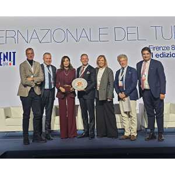 L'assessore regionale Sergio Emidio Bini, secondo da sinistra, accanto al ministro del Turismo Daniela Santanché, al Forum internazionale del Turismo a Firenze. - L'assessore regionale Sergio Emidio Bini, secondo da sinistra, accanto al ministro del Turismo Daniela Santanché, al Forum internazionale del Turismo a Firenze.