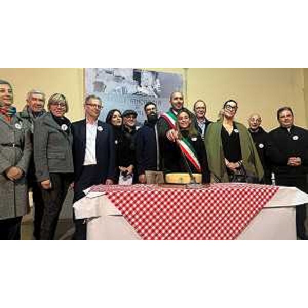 L'assessore regionale alle Finanze Barbara Zilli e l'assessore regionale alle Risorse agroalimentari Stefano Zannier durante la cerimonia di inaugurazione della 24. edizione di "Gemona, formaggio e... dintorni" - L'assessore regionale alle Finanze Barbara Zilli e l'assessore regionale alle Risorse agroalimentari Stefano Zannier durante la cerimonia di inaugurazione della 24. edizione di "Gemona, formaggio e... dintorni" 