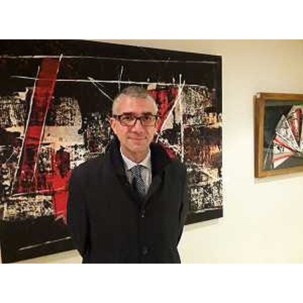 L'assessore Roberti davanti un'opera del mestro Celiberti. - L'assessore Roberti davanti un'opera del mestro Celiberti.