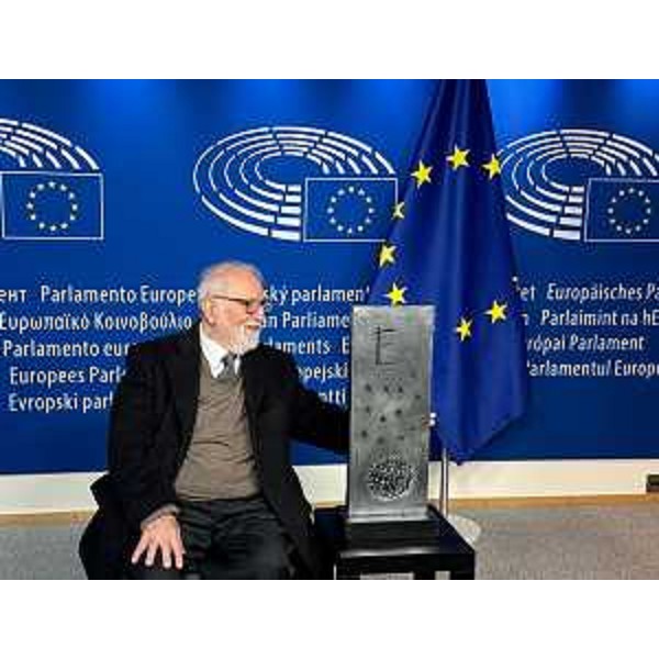 A Bruxelles Giorgio Celiberti (nella foto) ha fatto visita al Parlamento europeo. All'importante istituzione l'artista ha donato la stele "Sigillo di pace" che sarà presentata anche nell'ambito di Nova Gorica Gorizia Capitale europea della Cultura 2025. - A Bruxelles Giorgio Celiberti (nella foto) ha fatto visita al Parlamento europeo. All'importante istituzione l'artista ha donato la stele "Sigillo di pace" che sarà presentata anche nell'ambito di Nova Gorica Gorizia Capitale europea della Cultura 2025.