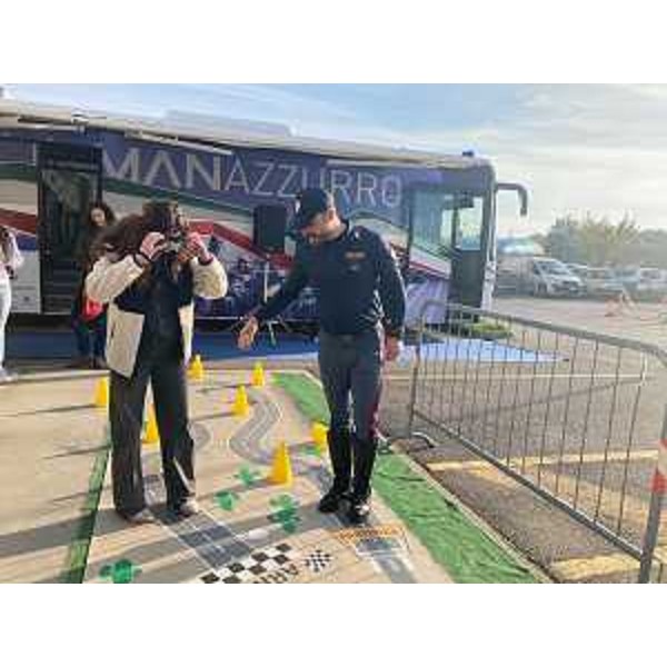 La Polizia stradale effettua delle esercitazioni sulla sicurezza allla guida con gli studenti - La Polizia stradale effettua delle esercitazioni sulla sicurezza allla guida con gli studenti