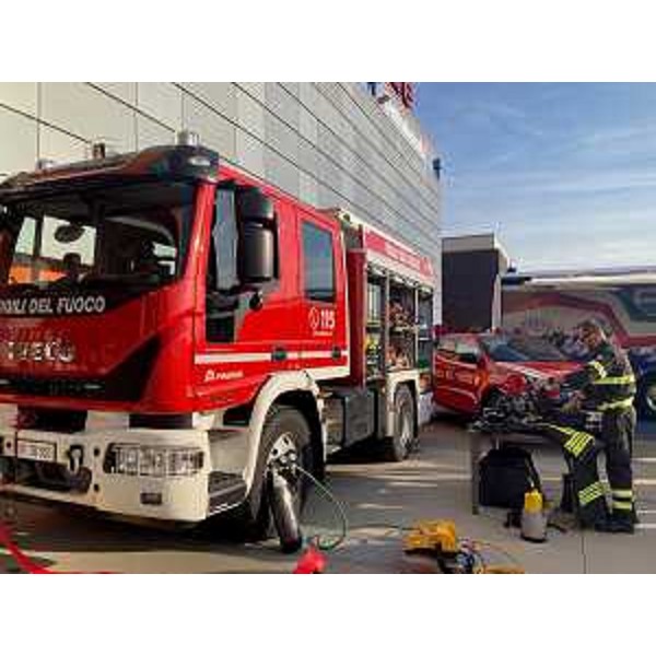 Alcuni mezzi dei Vigili del fuoco esposti durante l'iniziativa Uniti per la sicurezza stradale - Alcuni mezzi dei Vigili del fuoco esposti durante l'iniziativa Uniti per la sicurezza stradale