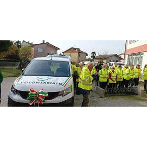 Il nuovo automezzo e il gruppo dei volontari Auser di Muzzana del Turgnano - Il nuovo automezzo e il gruppo dei volontari Auser di Muzzana del Turgnano