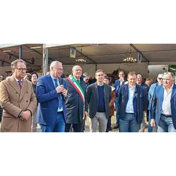 L'intervento del presidente del Cr Fvg, Mauro Bordin, secondo da sinistra nella foto, a Lavariano. Accanto a lui il consigliere regionale Mauro Di Bert e il sindaco di Mortegliano Roberto Zuliani, a destra nella foto i consiglieri regionali Massimo Moretuzzo e Massimiliano Pozzo , primo da dx Maurizio Bernardis di "Naturalmente Lavariano" - L'intervento del presidente del Cr Fvg, Mauro Bordin, secondo da sinistra nella foto, a Lavariano. Accanto a lui il consigliere regionale Mauro Di Bert e il sindaco di Mortegliano Roberto Zuliani, a destra nella foto i consiglieri regionali Massimo Moretuzzo e Massimiliano Pozzo , primo da dx Maurizio Bernardis di "Naturalmente Lavariano"