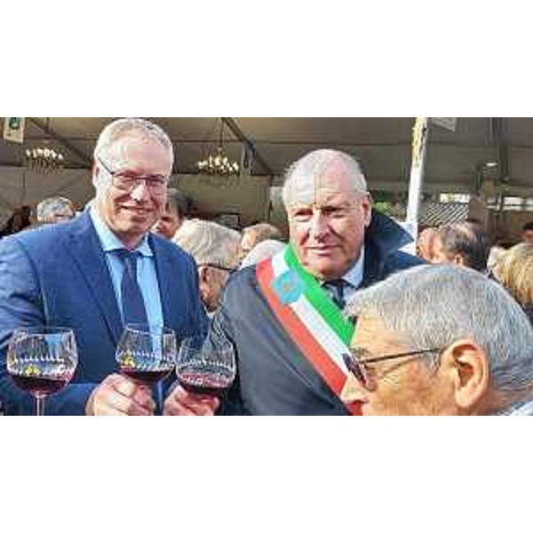 Brindisi tra il presidente Bordin, a sinistra nella foto, e il sindaco Zuliani "padrone di casa" a Lavariano - Brindisi tra il presidente Bordin, a sinistra nella foto, e il sindaco Zuliani "padrone di casa" a Lavariano