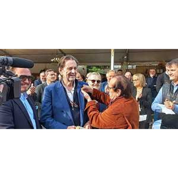 Il premio consegnato ad Andrea Ivan Uanetto del ristorante Da Nando - Il premio consegnato ad Andrea Ivan Uanetto del ristorante Da Nando