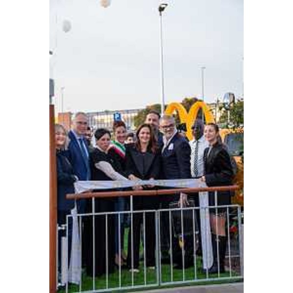 Il momento del taglio del nastro. Il presidente Bordin è il secondo da sinistra - Il momento del taglio del nastro. Il presidente Bordin è il secondo da sinistra