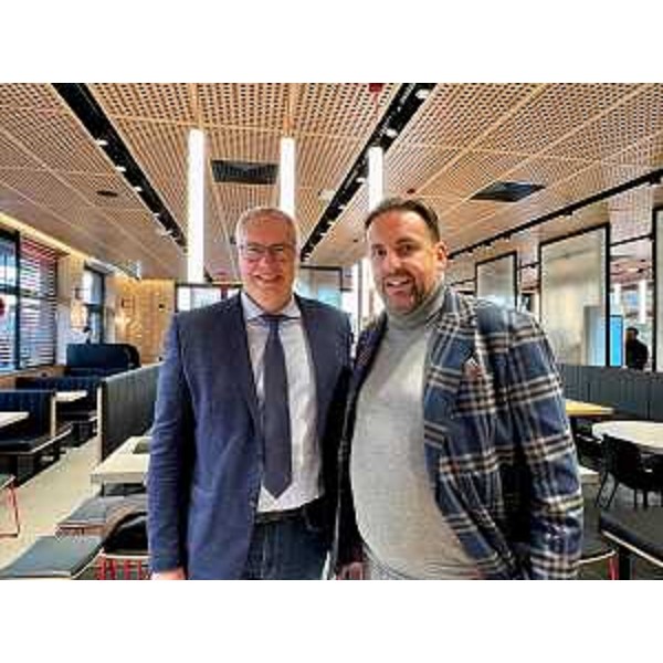 Il presidente Bordin, a sinistra nella foto, con il consigliere regionale Edy Morandini all'interno del locale - Il presidente Bordin, a sinistra nella foto, con il consigliere regionale Edy Morandini all'interno del locale