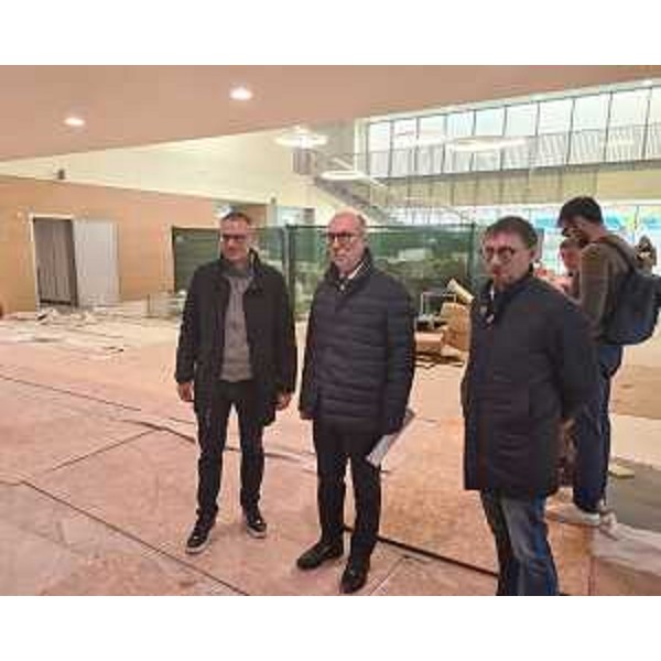 L'assessore regionale alla Salute Riccardo Riccardi (al centro nella foto) al sopralluogo nel nuovo ospedale di Santa Maria degli Angeli - L'assessore regionale alla Salute Riccardo Riccardi (al centro nella foto) al sopralluogo nel nuovo ospedale di Santa Maria degli Angeli