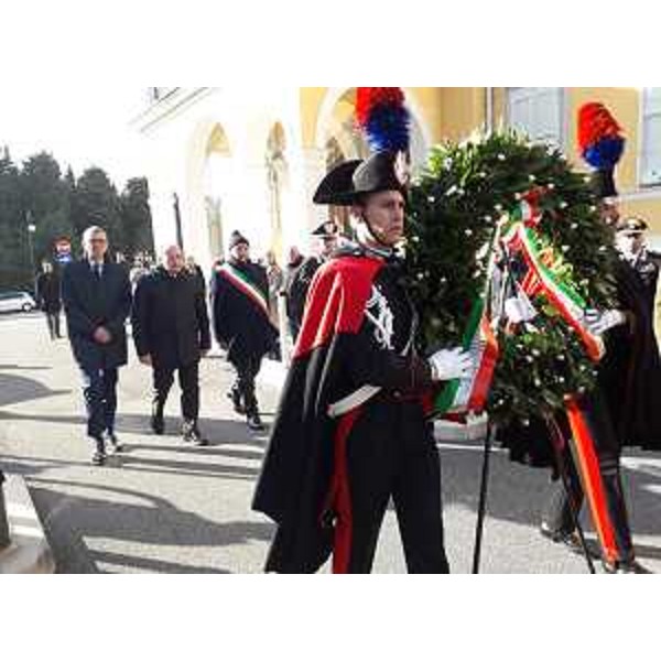 Lassessore alle Autonomie locali e sicurezza Pierpaolo Roberti (primo a sinistra) alla cerimonia che si è tenuta a Trieste. - Lassessore alle Autonomie locali e sicurezza Pierpaolo Roberti (primo a sinistra) alla cerimonia che si è tenuta a Trieste.