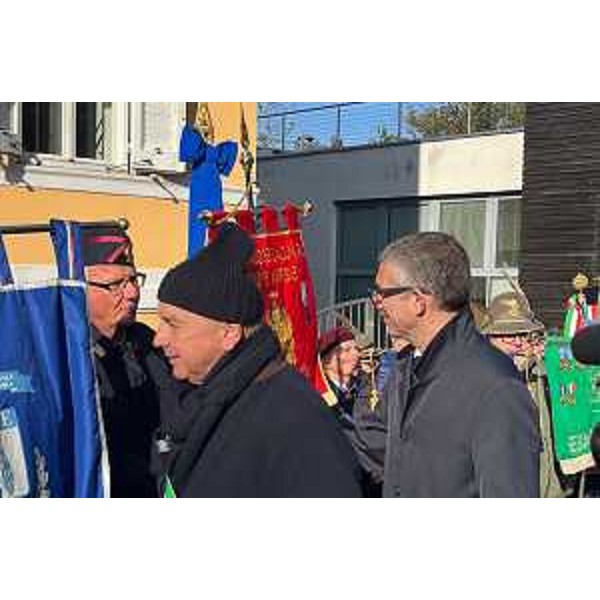 L'assessore Roberti saluta alcuni partecipanti all'evento. - L'assessore Roberti saluta alcuni partecipanti all'evento.