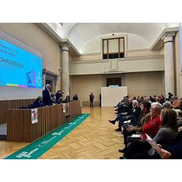 Il pubblico in sala Ajace durante l'intervento del presidente Bordin - Il pubblico in sala Ajace durante l'intervento del presidente Bordin