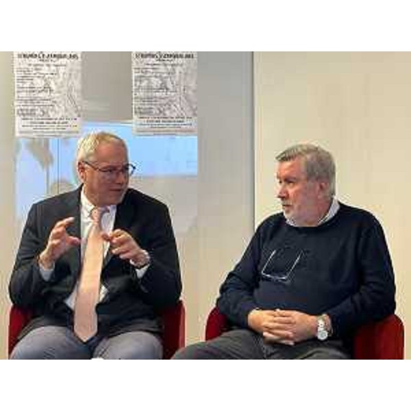 Il presidente del Cr Fvg, Mauro Bordin (a sinistra nella foto), assieme al presidente del Teatro Stabile Friulano, Lorenzo Zanon - Il presidente del Cr Fvg, Mauro Bordin (a sinistra nella foto), assieme al presidente del Teatro Stabile Friulano, Lorenzo Zanon