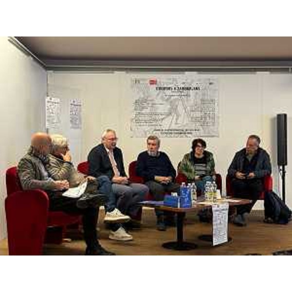 Il presidente Bordin, terzo da sinistra, durante la conferenza stampa - Il presidente Bordin, terzo da sinistra, durante la conferenza stampa