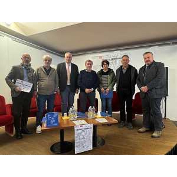 Foto di gruppo al termine della presentazione. Il presidente Bordin è il terzo da sinistra, il consigliere regionale Diego Bernardis il primo da destra - Foto di gruppo al termine della presentazione. Il presidente Bordin è il terzo da sinistra, il consigliere regionale Diego Bernardis il primo da destra