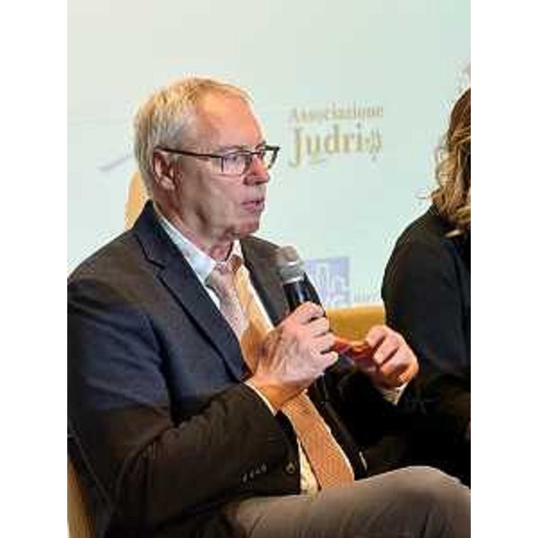 Un primo piano del presidente Bordin durante il suo intervento - Un primo piano del presidente Bordin durante il suo intervento