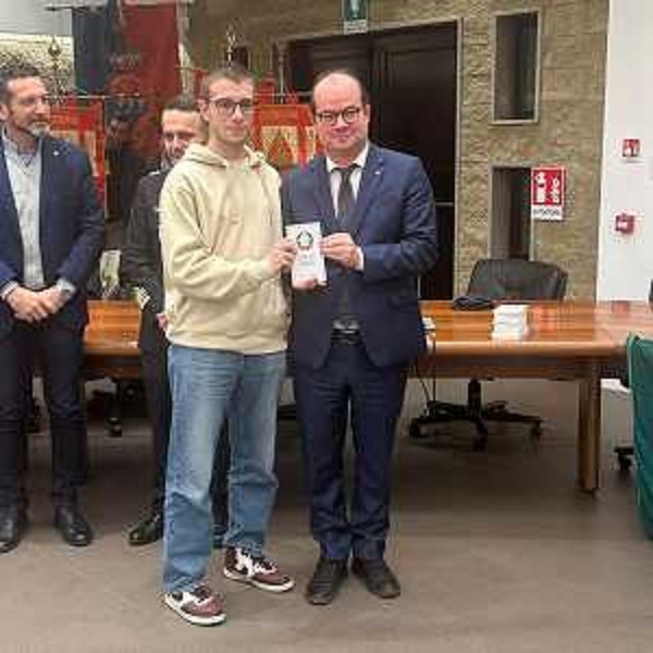 Il vicegovernatore Mario Anzil alla consegna della Costituzione ai giovani di Campoformido - Il vicegovernatore Mario Anzil alla consegna della Costituzione ai giovani di Campoformido