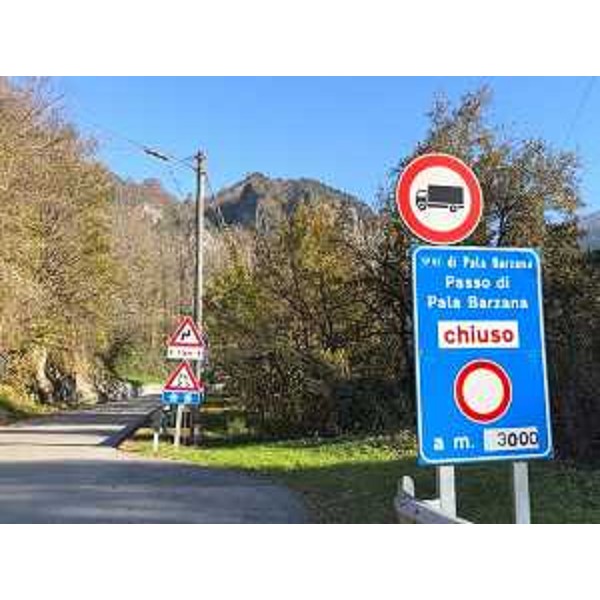 Il cartello che indica la chiusura della strada di Pala Barzana - Il cartello che indica la chiusura della strada di Pala Barzana