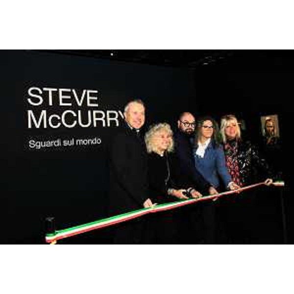 L'assessore alle Attività produttive Sergio Emidio Bini (primo a sinistra) al taglio del nastro della mostra di Steve McCurry. - L'assessore alle Attività produttive Sergio Emidio Bini (primo a sinistra) al taglio del nastro della mostra di Steve McCurry.